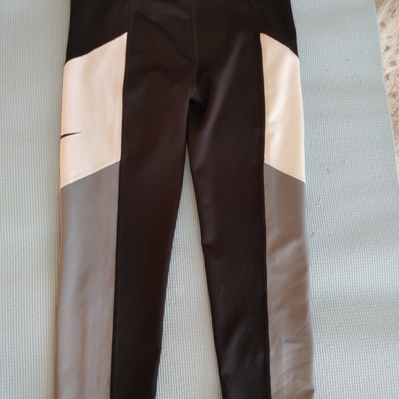 Nike Girl's Black, Grey & White Crop Leggings ~ Size XL - Picture 5 of 6